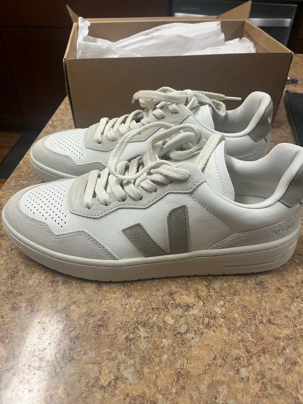 Veja unisex white taupe leather sneakers W9 M7 , Eur 40 new in box